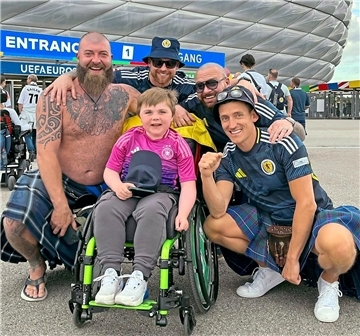 Erst zehn Jahre alt, aber bereits Fußballfan durch und durch. Auch mit schottischen Anhängern zum EM-Auftakt hat sich Anton kleine Hillmann ausgetauscht.
