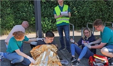 Das Foto zeigt eine Gruppe bei einer Übung. 