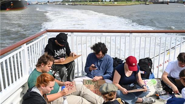 Protest gegen Gas - Aktivisten reisen für Camp nach Borkum Erste Klimaaktivisten reisen mit der Fähre nach Borkum, um dort bei einem Protestcamp gegen die Erdgasbohrungen vor der Insel zu demonstrieren.