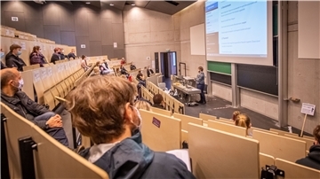 Erstes Probesitzen im Hörsaal mit Hygieneabstand: Die neuen Studenten bekommen die wichtigsten Informationen zum Hybrid-Studium. Foto: Hartmann