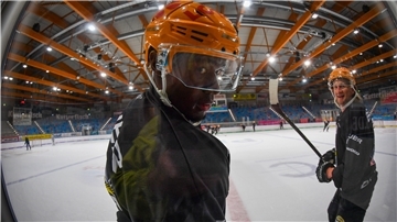 Erstes Training der Fischtown Pinguins in der umgebauten Eisarena. Max Fortunus und Mike Moore.