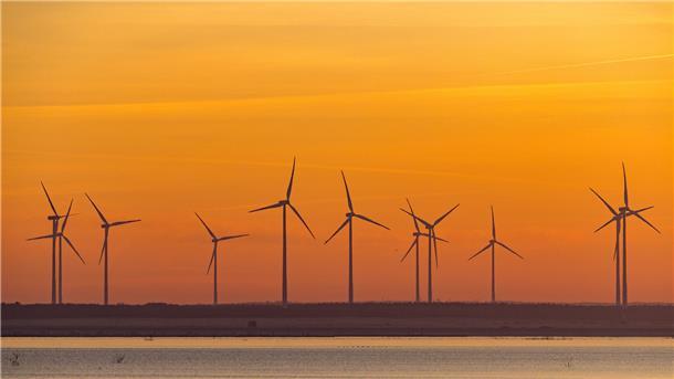 Windkraftanlagen im Sonnenuntergang. 