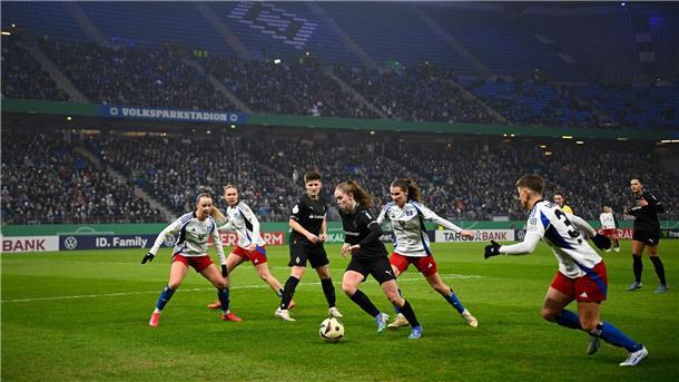 DFB-Pokal der Frauen: Wolfsburg raus - Bayern zittert lange Erstmals im Volksparkstadion und gleich erfolgreich: die HSV-Frauen