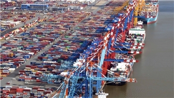 Erstmals in der Geschichte des Containerhafens wurden im vergangenen Jahr mehr Container über die Schiene transportiert als auf der Straße.