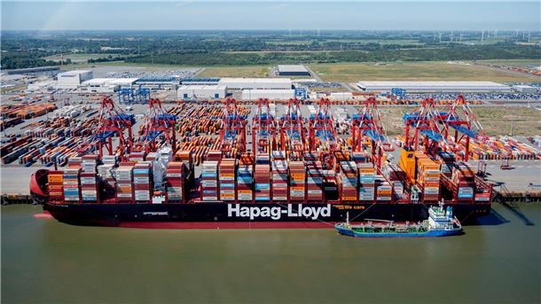 JadeWeserPort schlägt erstmals eine Million Container um Erstmals ist am JadeWeserPort die Marke von einer Million umgeschlagener Container binnen eines Jahres überschritten worden. (Archivbild)