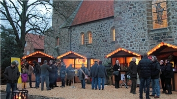 Erstmals seit 2017 wird der Zevener Weihnachtsmarkt wieder auf dem Platz vor der St.-Viti-Kirche stattfinden.