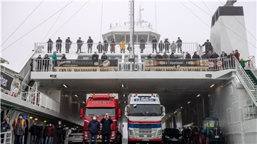 Passagiere und Fahrzeuge stehen auf der neuen Fähre „Greenferry I“.