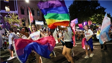Erstmals seit der Corona-Pandemie findet die Mardi-Gras-Parade wieder in der berühmten Oxford Street in Sydney statt.