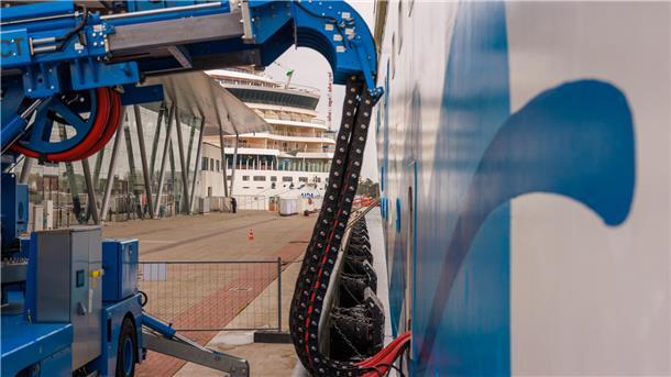 Erstmals wurden in einem deutschen Hafen an einem Tag zwei Kreuzfahrtschiffe parallel mit einer Landstromanlage verbunden und mit grüner Energie versorgt. Foto: Aida Cruises