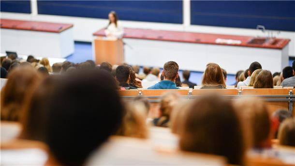Auswertung: Wieder mehr Erstsemester Erstsemster-Studenten in einem Hörsaal einer Universität.