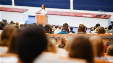 Erstsemster-Studenten in einem Hörsaal einer Universität.