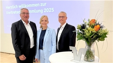 Erwarteten in Dangast mit Spannung das Abstimmungsergebnis (von links): Hartmut Aey (Aufsichtsratsvorsitzender), Tanja Daugill und Peter Jongmans (beide Vorstände).