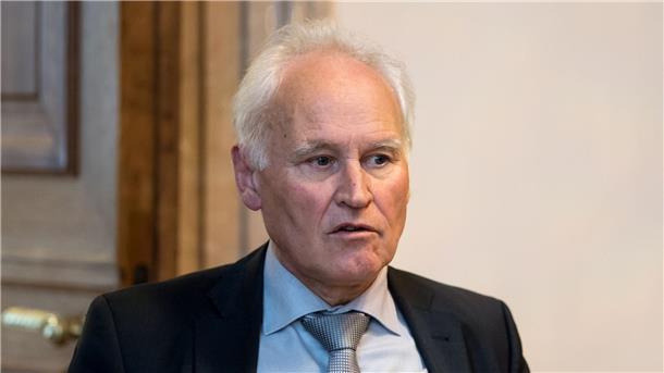 Ex-CSU-Chef Huber: Aiwangers Methoden ähneln dem Trumpismus Erwin Huber kritisiert das Verhalten von Bayerns Vize-Ministerpräsident Hubert Aiwanger (Archivbild).