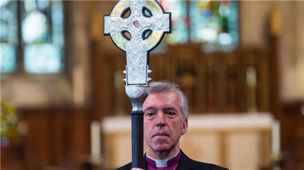 Erzbischof Andrew John mit dem „Cross of Wales“.
