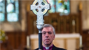 Erzbischof Andrew John mit dem „Cross of Wales“.