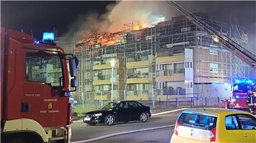 Ein Haus in der Stadt Cuxhaven steht in Flammen. Feuerwehrautos sind auch dort. 