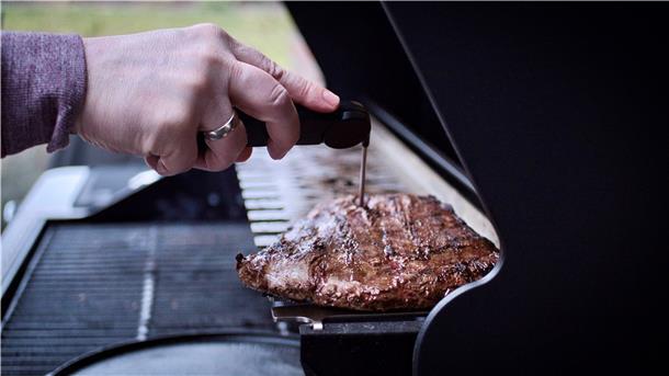 Simpel und saftig: Der „Deichgriller“ verrät sein perfektes Steak-Rezept Es geht mit indirekter Hitze und einem Grillthermometer weiter: Christian Schwarz legt das Fleisch auf den Warmhalterost. Dort zieht es auf eine Kerntemperatur von 54 Grad hoch – er mag sein Fleisch medium rare. Medium ist ein Flanksteak, wenn die Kerntemperatur bei etwa 56 bis 60 Grad liegt. Während das Fleisch auf die gewünschte Temperatur hochzieht, legt er das Brot auf den Rost und grillt es von beiden Seiten, bis es kross ist.