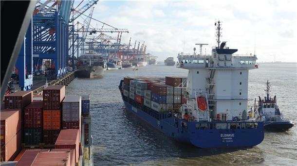 Schiff legt an der Containerkaje an. 