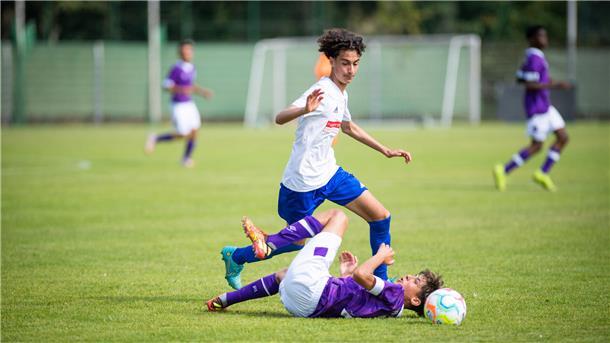 C-Junioren Regionalliga Nord: JFV Bremerhaven gegen VfL Osnabrück. Im Bild: Ahmed Ahmed (JFV) und Adem Bukvic. 