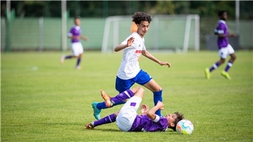 C-Junioren Regionalliga Nord: JFV Bremerhaven gegen VfL Osnabrück. Im Bild: Ahmed Ahmed (JFV) und Adem Bukvic. 