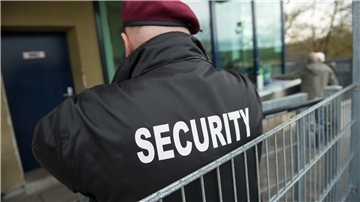 Rückenansicht Mitarbeiter mit Security-Schriftzug.