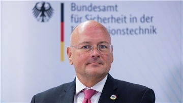 Es gibt Berichte, dass Bundesinnenministerin Faeser  BSI-Chef Schönbohm abberufen will.