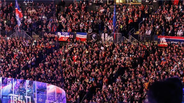 Nach Eders Tod: Tränen und Stille vor Eisbären-Spiel Es herrschte eine bedrückende Stille vor dem ersten Spiel nach Eders Tod.