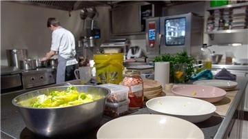 „Es ist ein fatales Signal, dass im Lebensmittelhandwerk oft mehr als 40 Prozent der Jugendlichen ihre Ausbildung abbrechen, in den Gastro-Küchen sogar jeder Zweite“, warnt der NGG-Vorsitzende.