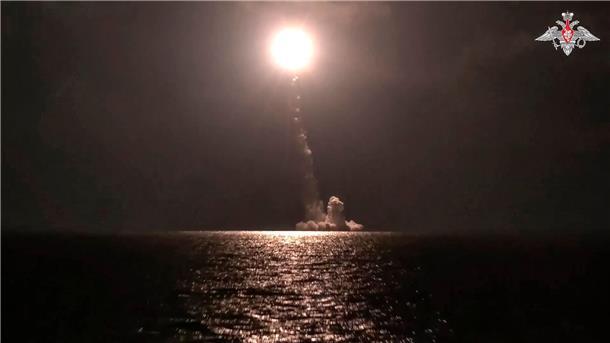 Krieg gegen die Ukraine: So ist die Lage „Es ist einfach leichtsinnig und unverantwortlich, wenn der Anführer einer großen Atommacht so mit dem Säbel rasselt, wie er es in Bezug auf den möglichen Einsatz von Atomwaffen tut“, sagte der Kommunikationsdirektor des Nationalen Sicherheitsrats, John Kirby.