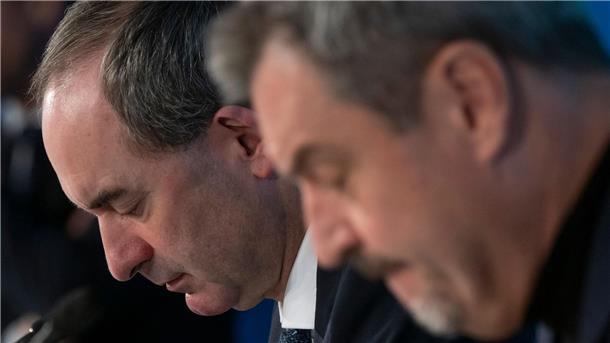 Es ist ernst: Finden Hubert Aiwanger und Markus Söder eine Lösung im Schulden-Streit? (Archivbild)
