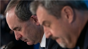 Es ist ernst: Finden Hubert Aiwanger und Markus Söder eine Lösung im Schulden-Streit? (Archivbild)