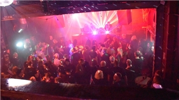 Menschen tanzen im Shiva in Bremerhaven auf einer Depeche Mode Party.