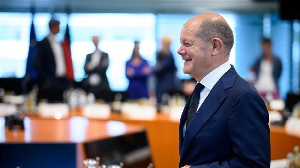 Bund und Länder: Ernst machen mit Planungsbeschleunigung „Es ist schon ein Ruck, den sich alle geben müssen“: Bundeskanzler Olaf Scholz beim Bund-Länder-Treffen.