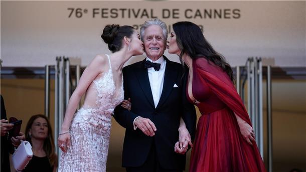 Stars und Glamour: Filmfestspiele in Cannes eröffnet Es ist sein Abend: Michael Douglas bekommt nicht nur die Ehrenpalme, sonder auch ein Küsschen von Frau Catherine und Tochter Carys.