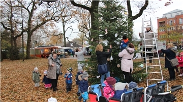 Kindergartenkinder schmücken die große Weihnachtstanne im Zentrum Bremerhaven-Leherheides. 