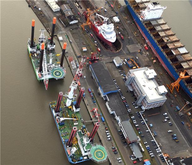 Es ist viel los bei der Lloyd Werft in Bremerhaven: Die Liegeplätze sind voll be...