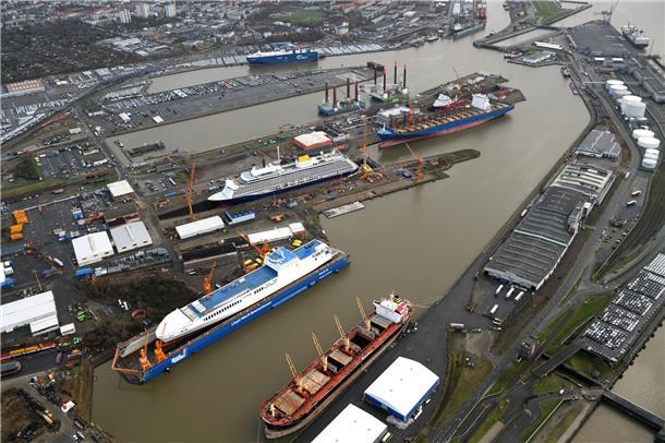 Es ist viel los bei der Lloyd Werft in Bremerhaven: Die Liegeplätze sind voll be...