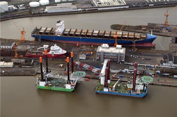 Es ist viel los bei der Lloyd Werft in Bremerhaven: Die Liegeplätze sind voll be...