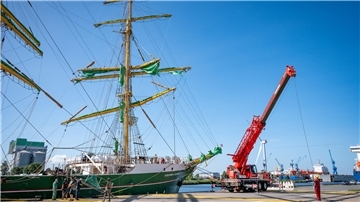 Kran neben Segelschiff