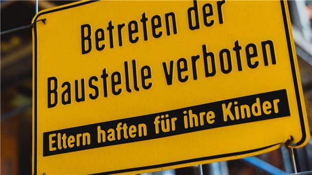 Es ist Zeit für mehr Baustellen-Schilder in der Wesermarsch, findet die IG BAU.