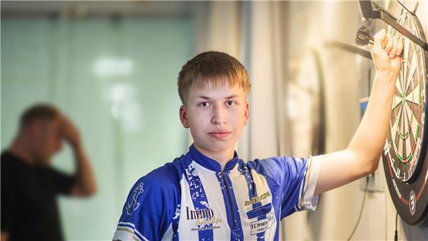 Es kann losgehen: Der 17-jährige Dartspieler Sebastian Ihlo ist bereit für sein erstes großes nationales Turnier, die German Masters.