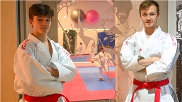 Die Karate-Brüder Aidan (rechts) und sein jüngerer Bruder Andrew Lück.