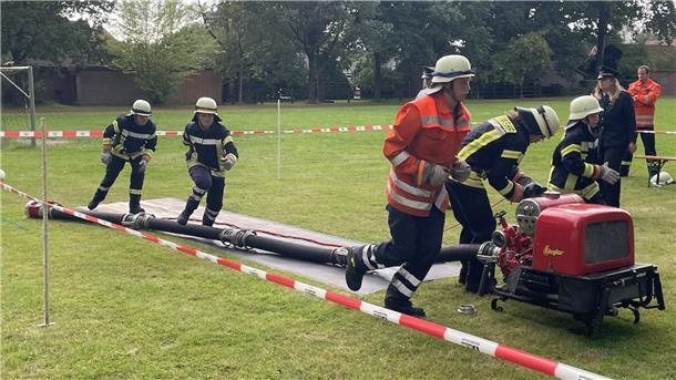 Die Brandbekämpfer in Aktion. 