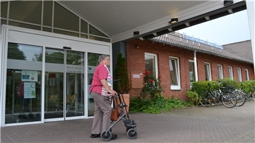Eine Patienten vor dem Eingang des "Krankenhaus Land Hadeln" in Otterndorf