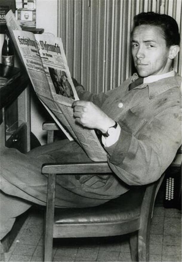 Lesespaß mit Comic-Heften, Tageszeitung und Büchern aus der Leihbücherei Es müssen nicht immer Bücher sein. Dieser Tankwart in Brake nahm sich in der Pause die Kreiszeitung Wesermarsch vor.