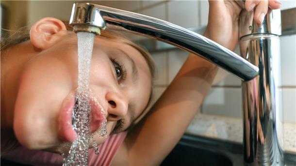 Es muss nicht der Schluck direkt aus dem Wasserhahn sein, aber täglich sollte jeder mindestens 1,5 Liter Flüssigkeit zu sich nehmen. Bei sommerlichen Temperaturen noch deutlich mehr.