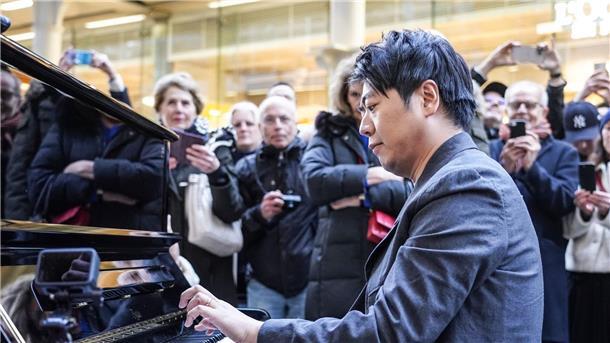 „Eine andere Seite von mir“ - Neues Album von Lang Lang Es muss nicht immer die große Bühne sein: Lang Lang spielt auf einem öffentlichen Klavier im Londoner Bahnhof St. Pancras.