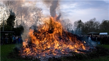 Es prasselt, rauscht und qualmt ganz höllisch: Vom großen Osterfeuer am Bürgerpark strahlt außer Hitze auvch eine enorme Faszinaztion aus, die am Abend des Ostersonntag knapp an die 1000 Schau- und Feierlustige zur Festwiese der Bürgerparksiedlung gelockt hat. Foto: Masorat-f