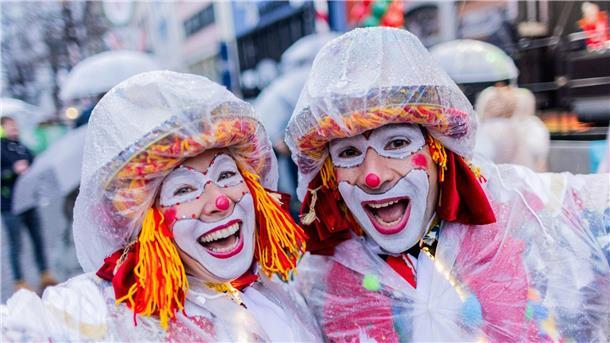 Weiber-Nass-Nacht: Karnevalisten trotzen dem Regen Es regnet in Köln. Zwei Karnevalisten lassen sich von dem Wetter aber nicht die Laune verderben.