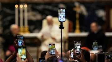 Es sind längst nicht mehr nur Rosenkränze: Die Kirche setzt nun auch auf Smartphones. (Archivbild)